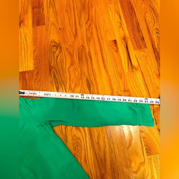 Striking shiny green viscose shirt top shirt blouse Dubai Mall brand. Size XS - Picture 8 of 13